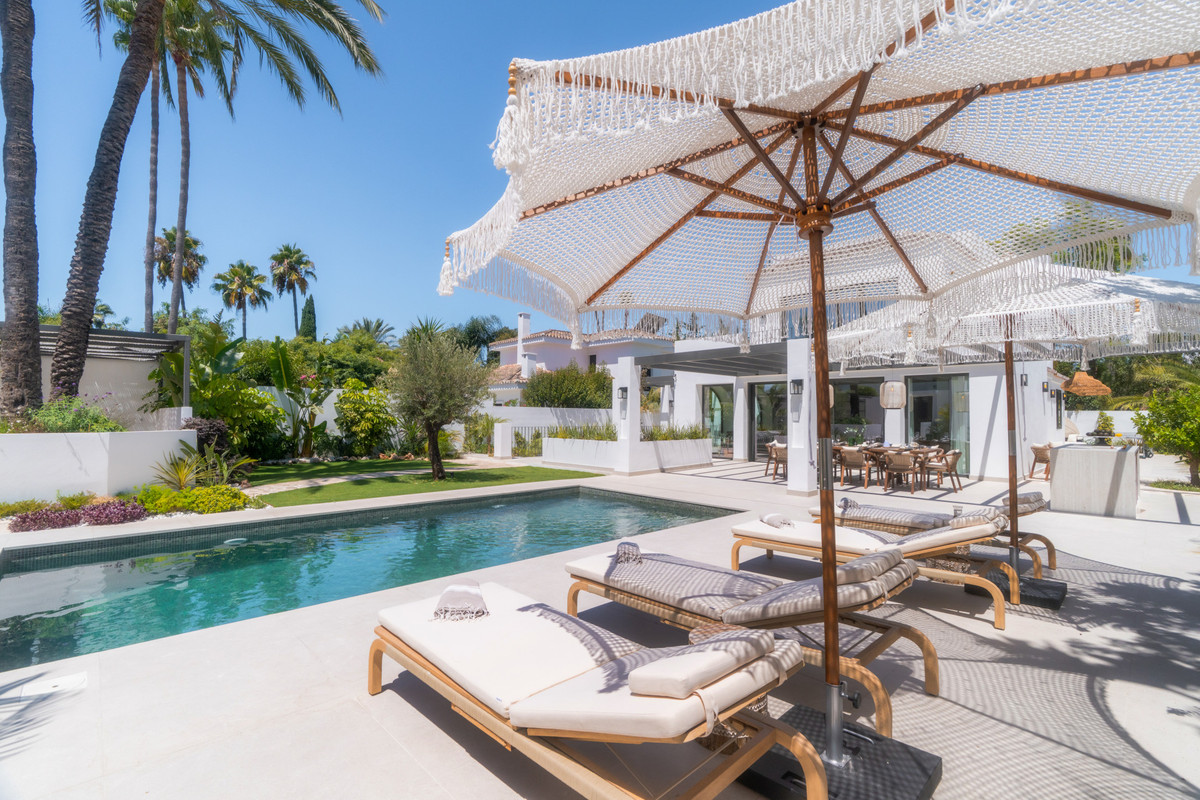 6 bedroom Villas for sale in Las Brisas – R5250505