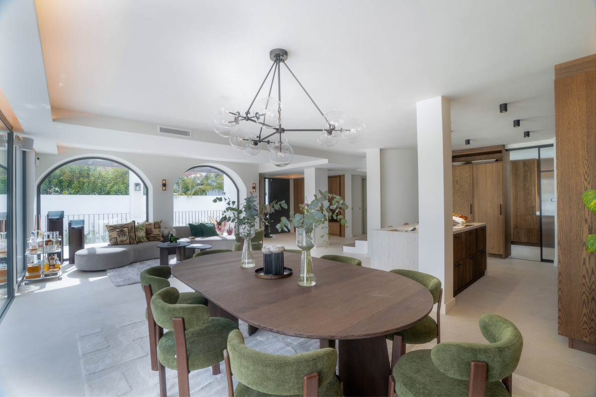 6 bedroom Villas for sale in Las Brisas – R5250505