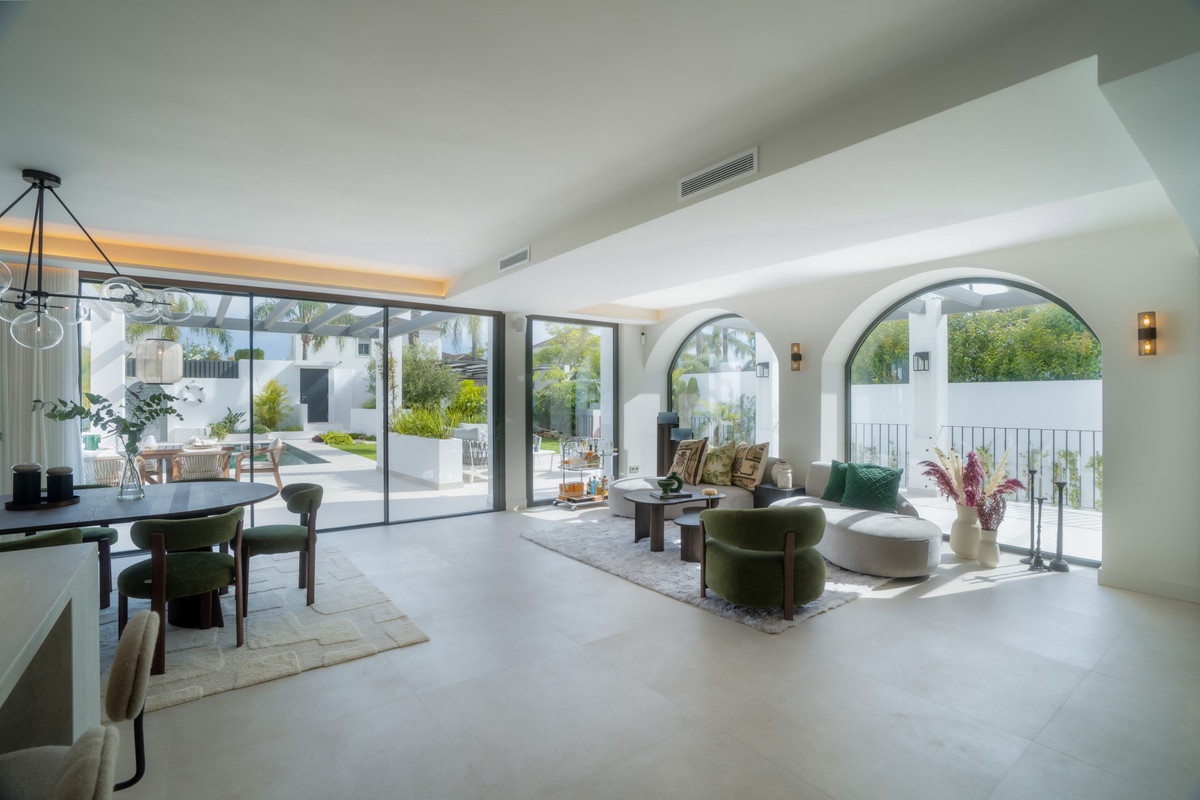 6 bedroom Villas for sale in Las Brisas – R5250505