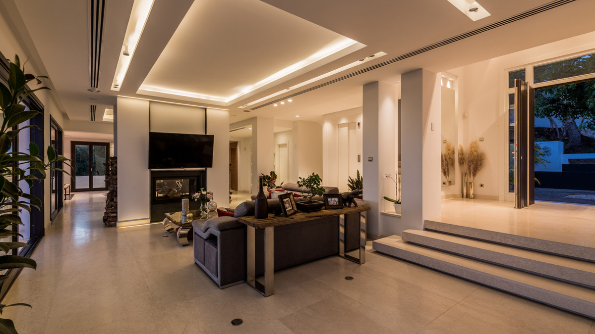 5 bedroom Villas for sale in Altos de los Monteros – R5271814