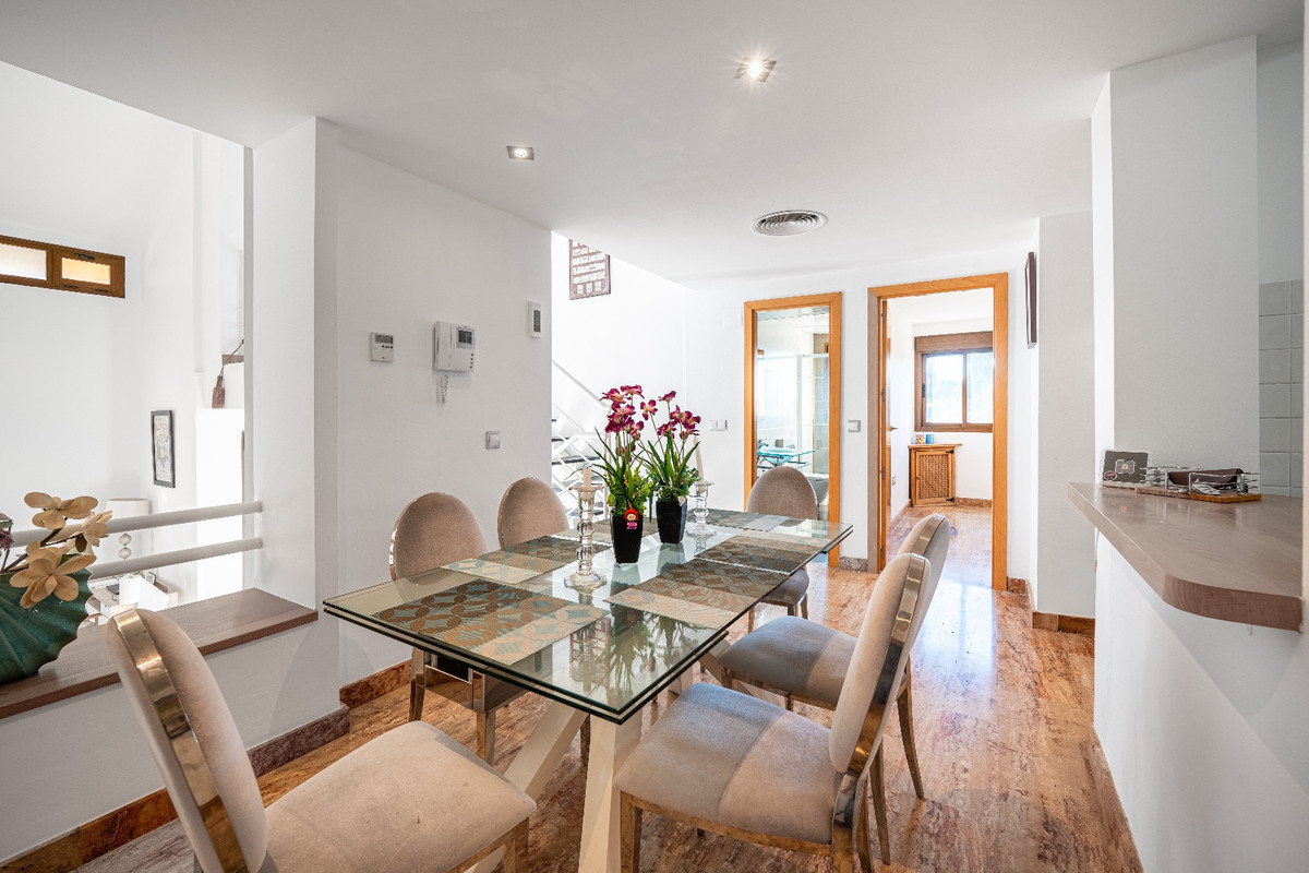 4 bedroom Semi-detached for sale in Riviera del Sol – R5288242