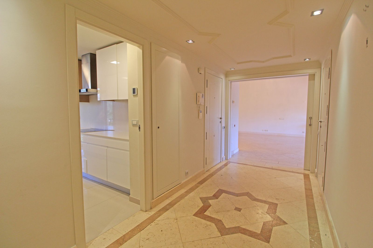 4 bedroom Penthouses for sale in Guadalmina Baja – R5210857