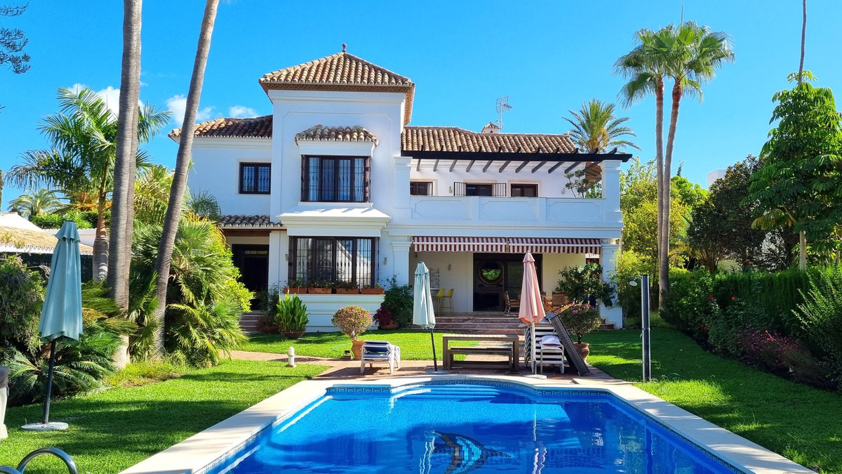 7 bedroom Villas for sale in El Rosario – R5173849