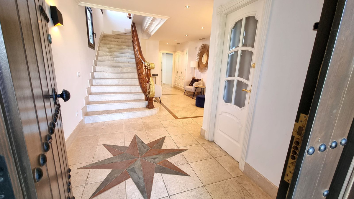 7 bedroom Villas for sale in El Rosario – R5173849