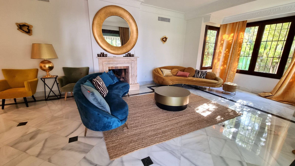 7 bedroom Villas for sale in El Rosario – R5173849