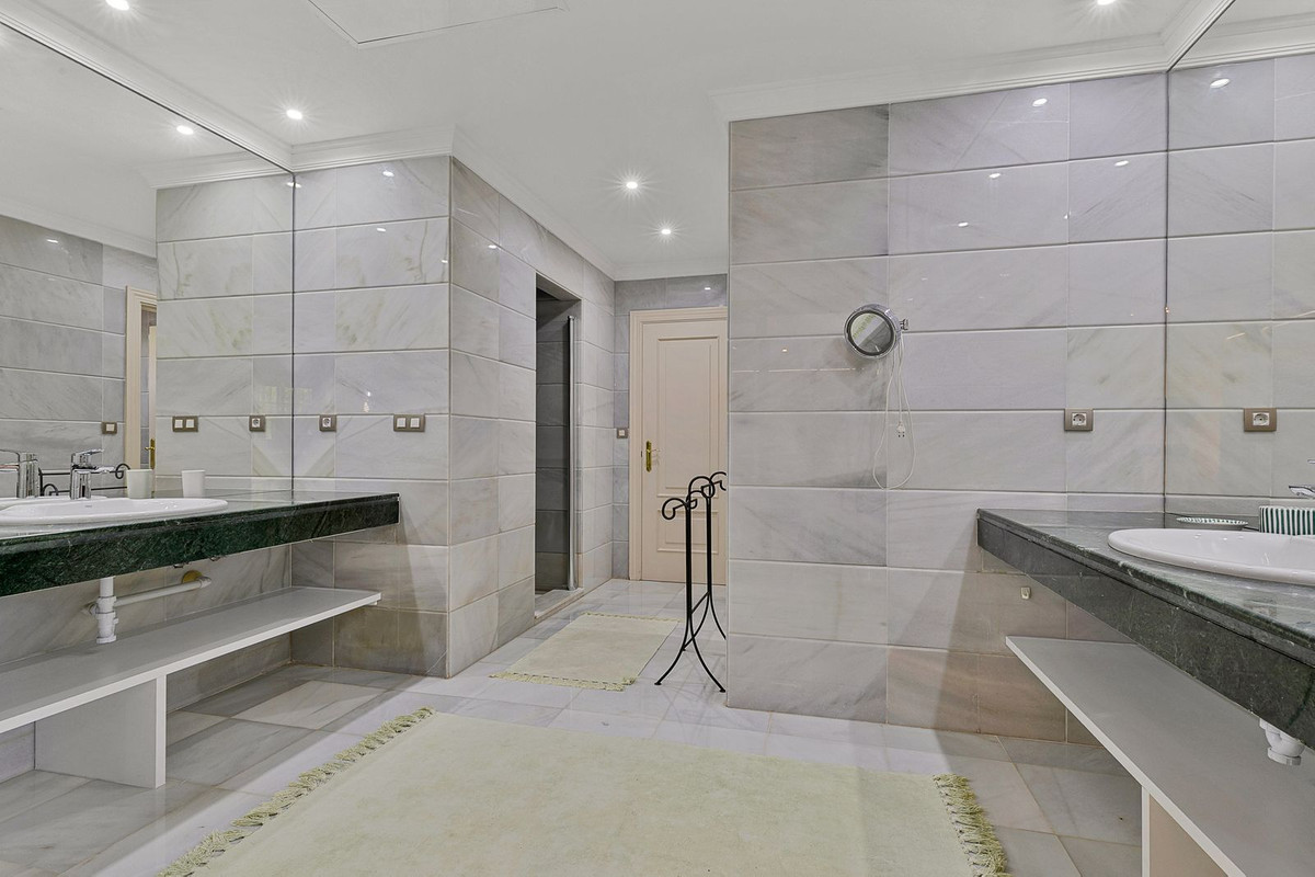 5 bedroom Villas for sale in Guadalmina Baja – R5208694