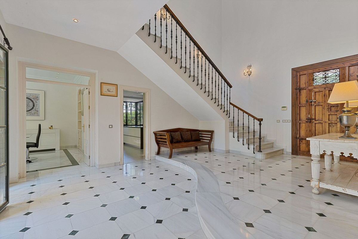 5 bedroom Villas for sale in Guadalmina Baja – R5208694