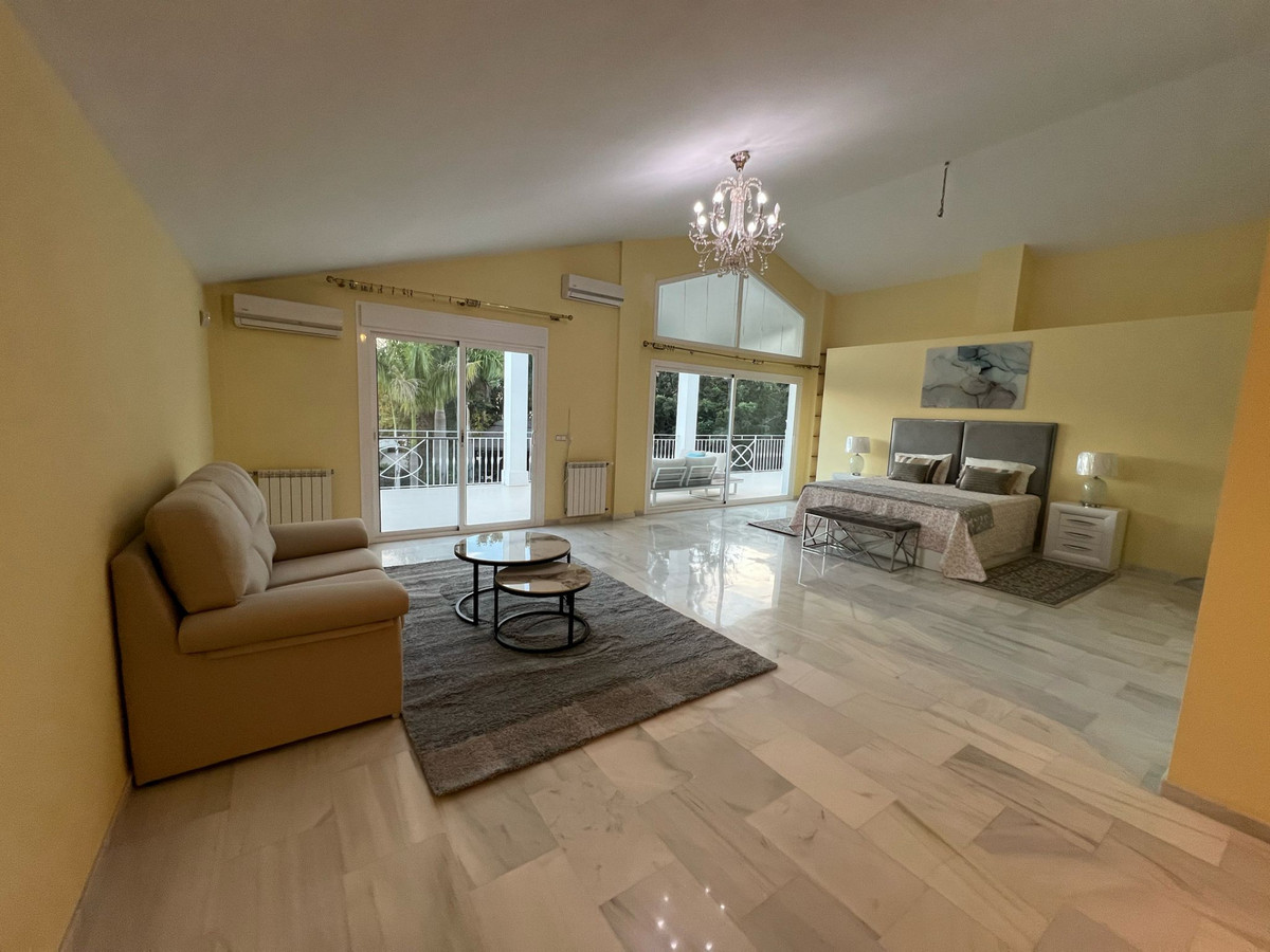 5 bedroom Villas for sale in Elviria – R4867882