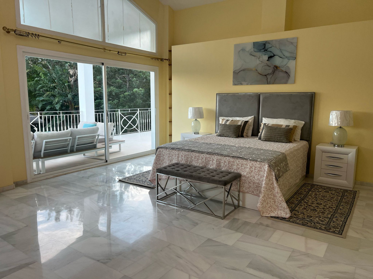 5 bedroom Villas for sale in Elviria – R4867882