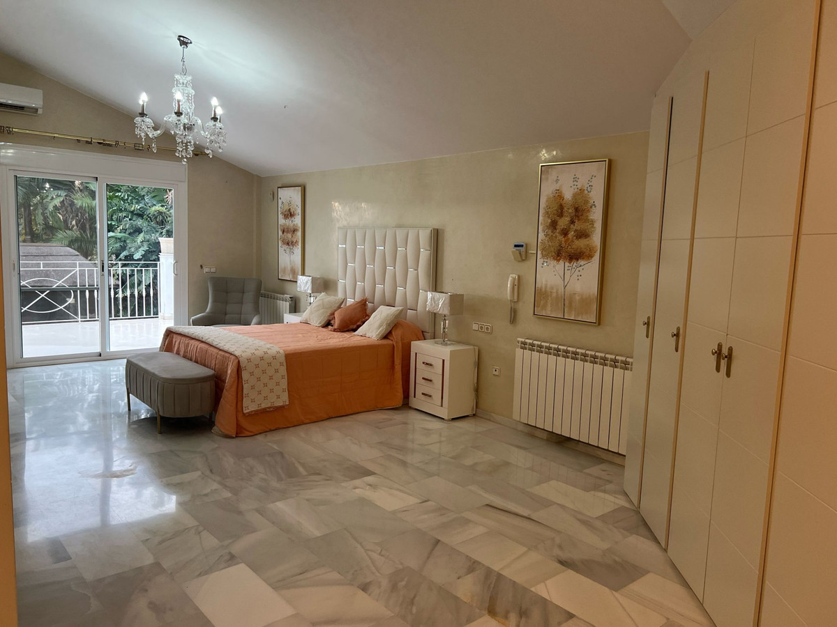 5 bedroom Villas for sale in Elviria – R4867882