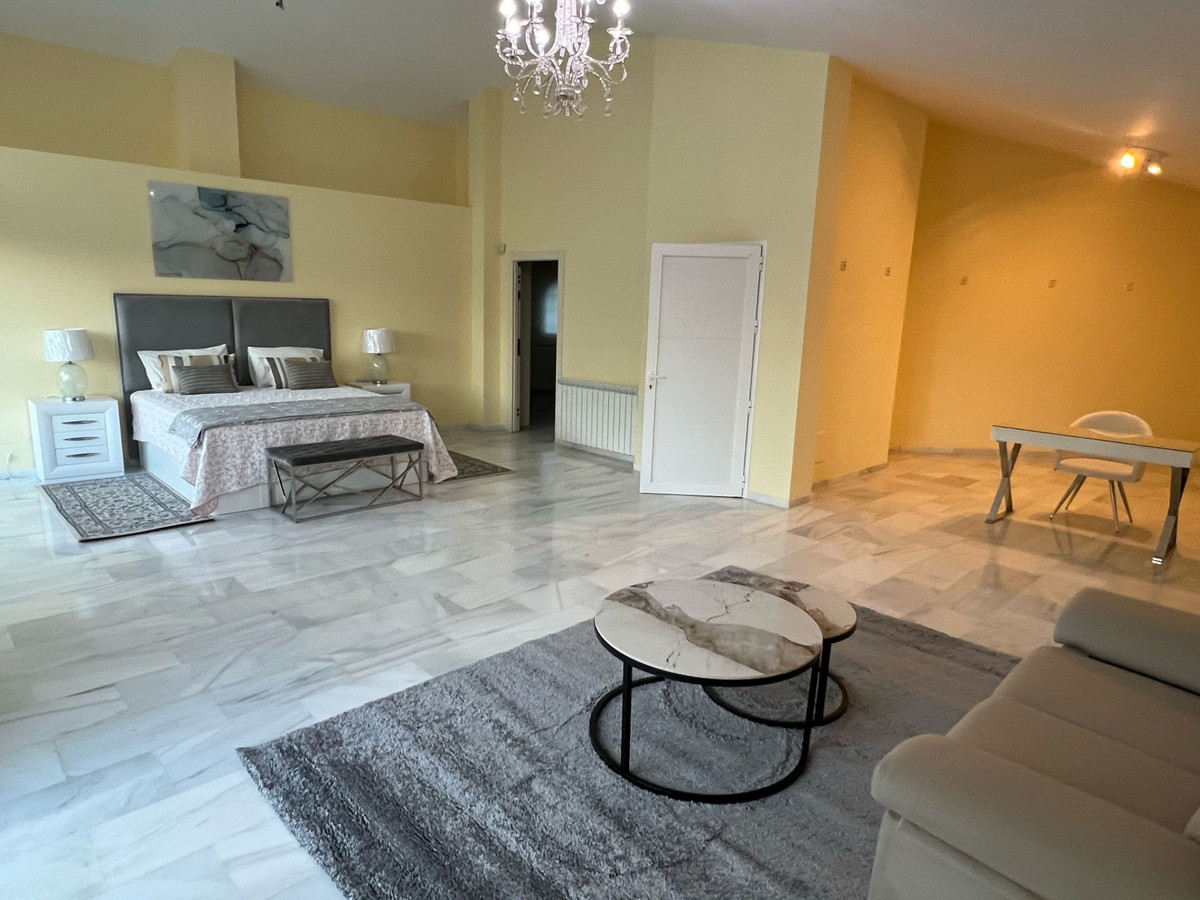 5 bedroom Villas for sale in Elviria – R4867882