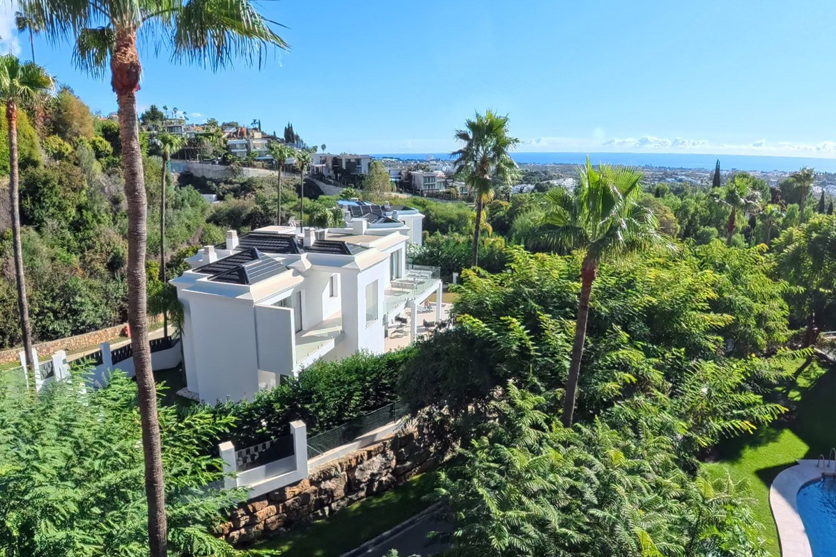 3 bedroom Apartments for sale in Monte Halcones – R5254024