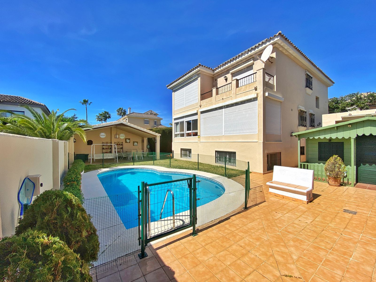 Villas de 6 dormitorios en venta en Marbella – R4269787