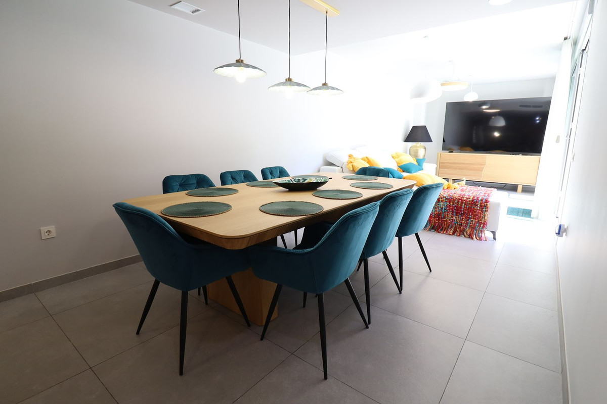 Apartamentos de 3 dormitorios en venta en Elviria – R4693612