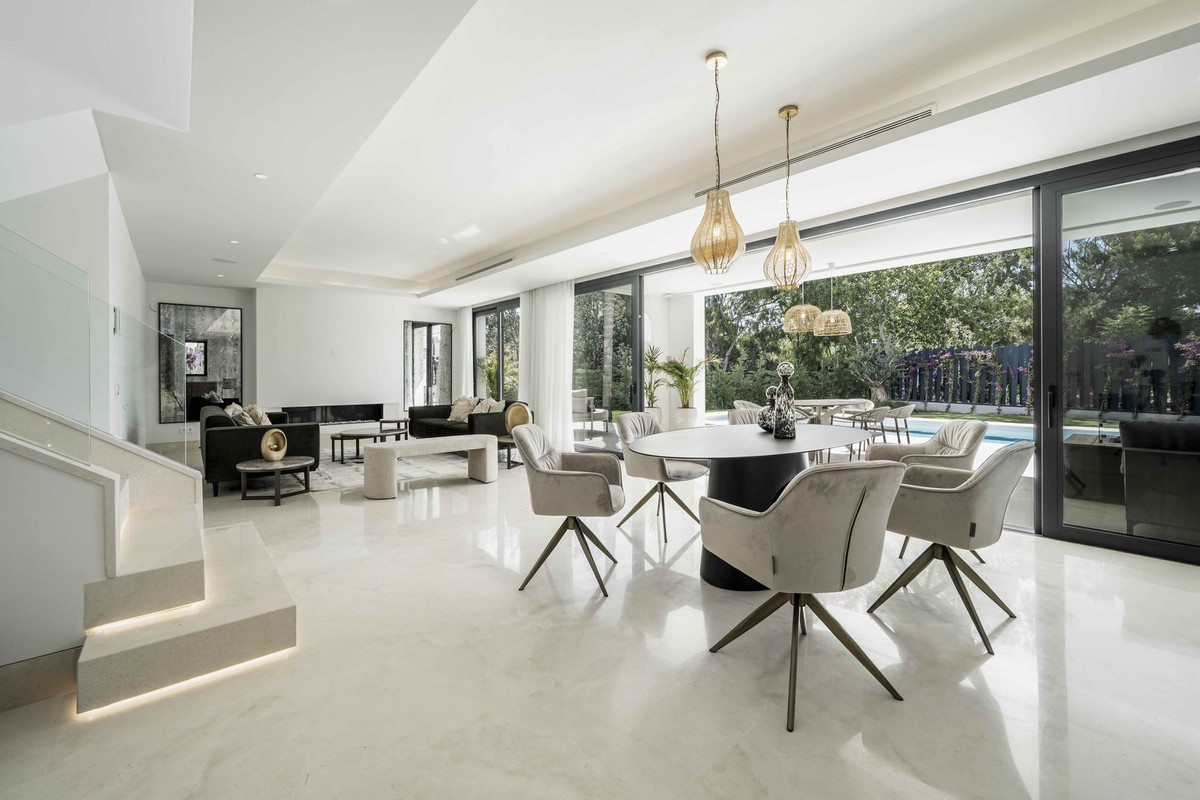 4 bedroom Villas for sale in Nueva Milla de Oro – R5001682