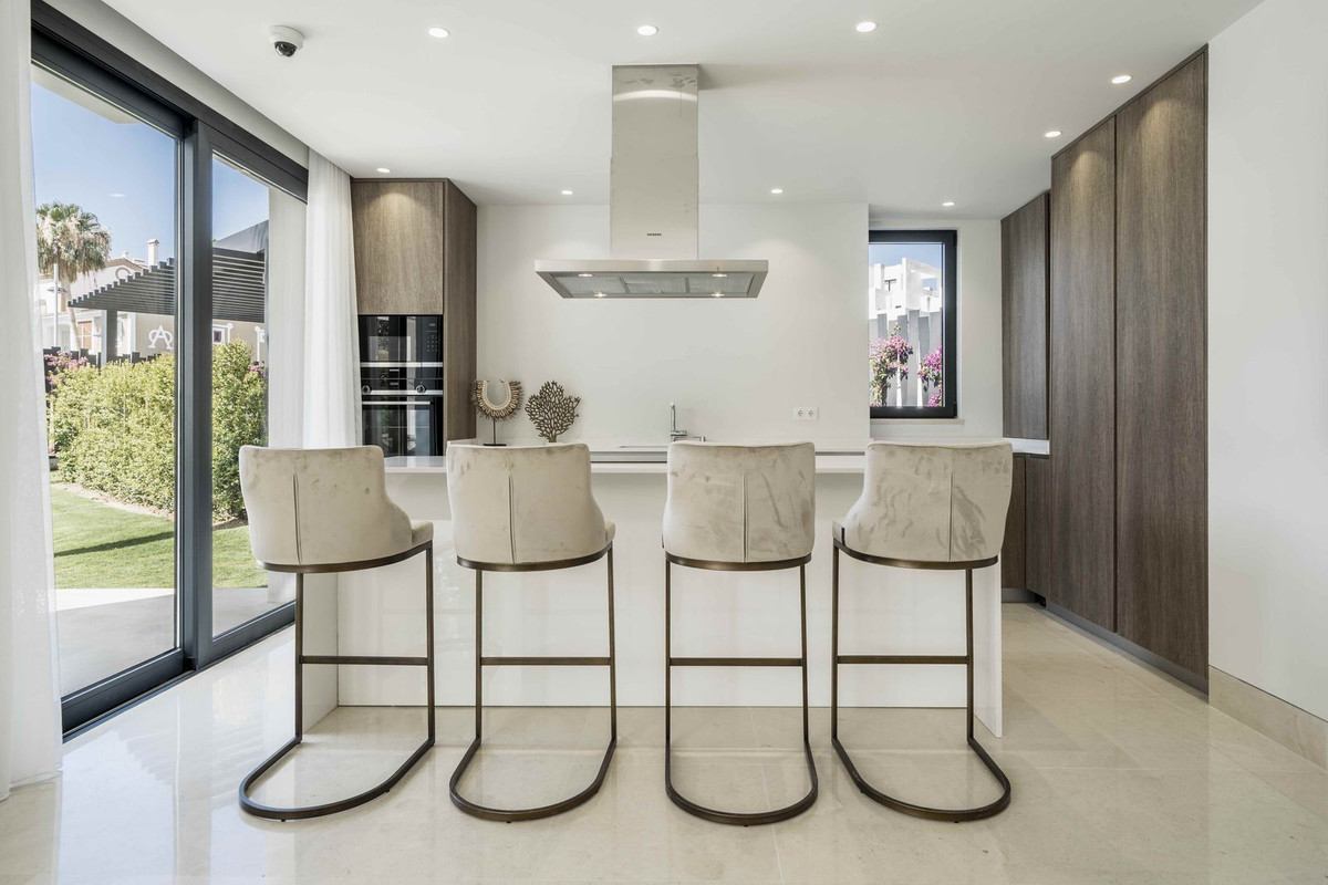 4 bedroom Villas for sale in Nueva Milla de Oro – R5001682