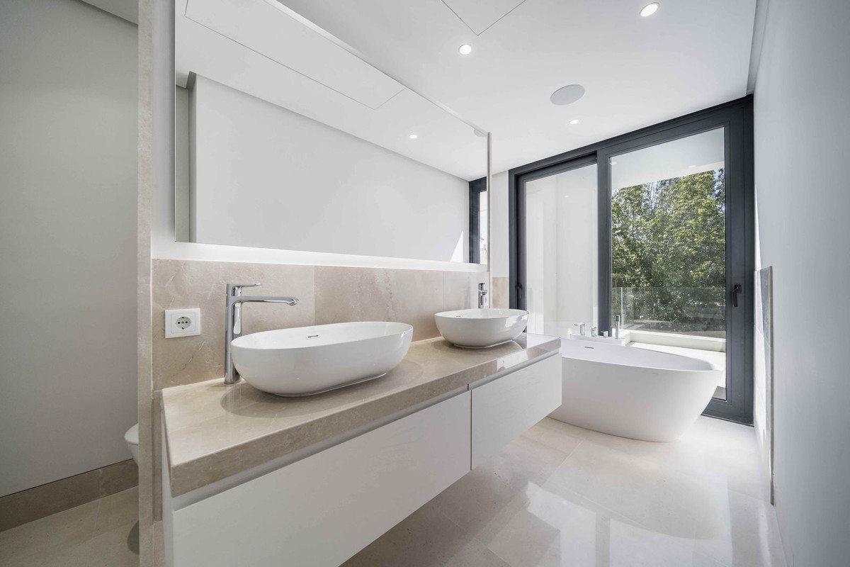 4 bedroom Villas for sale in Nueva Milla de Oro – R5001682