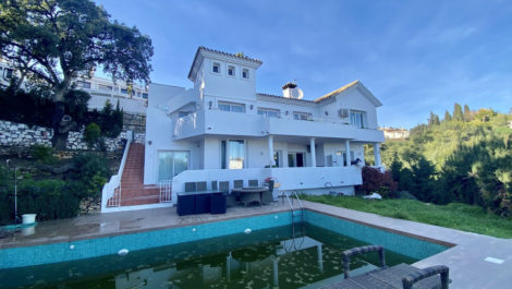 Villas de 5 dormitorios en venta en Calahonda – R5273938