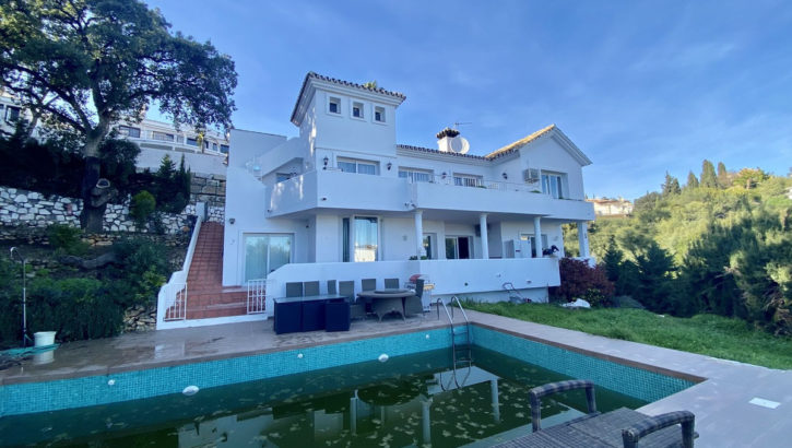 Villas de 5 dormitorios en venta en Calahonda – R5273938 en 