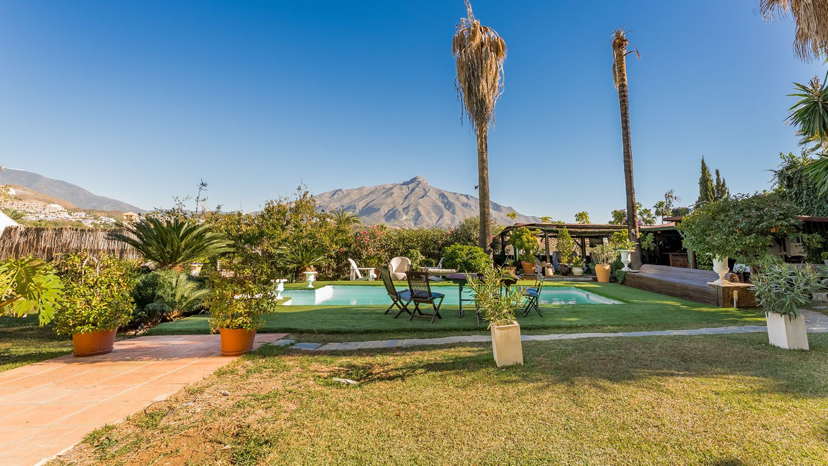 7 bedroom Villas for sale in Las Brisas – R5222131