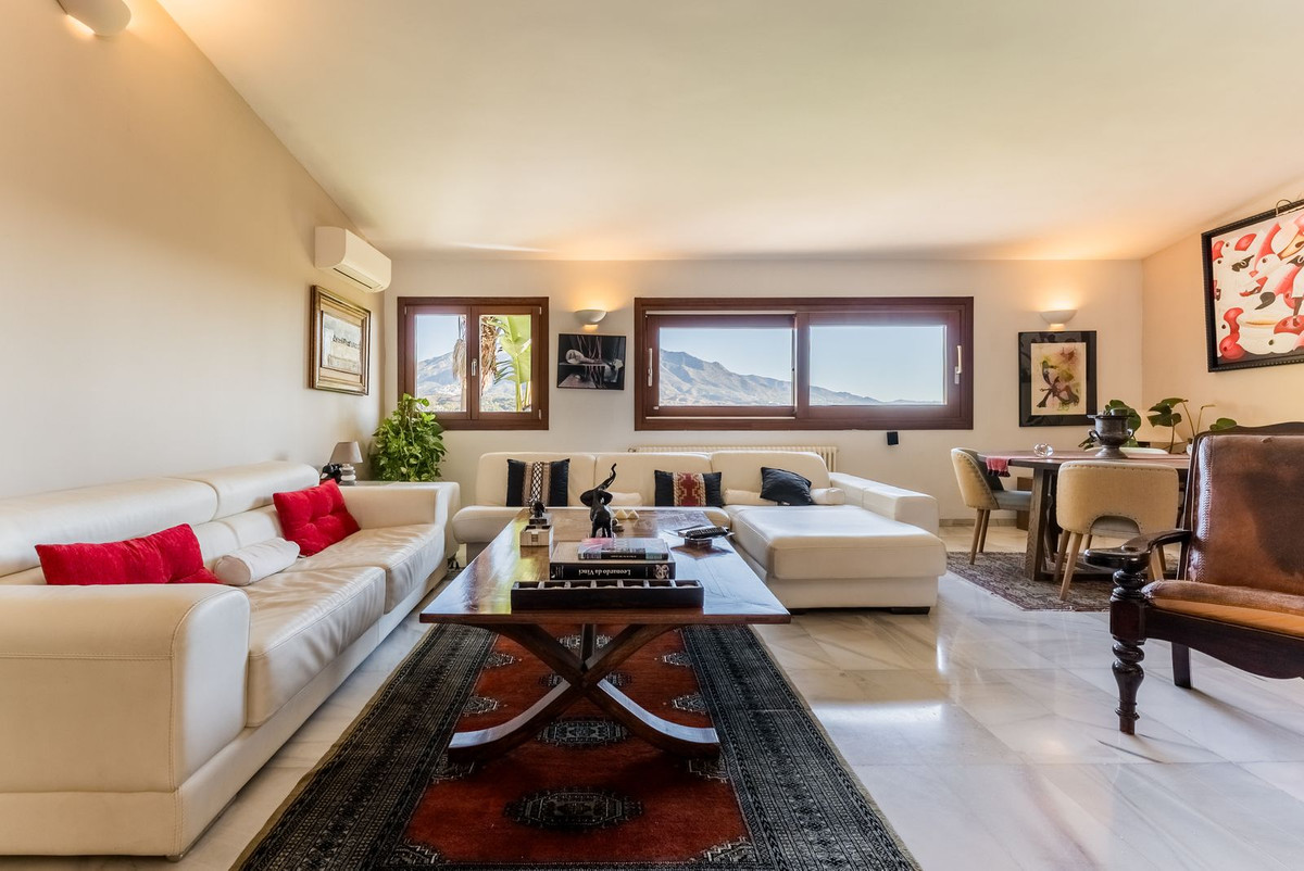 7 bedroom Villas for sale in Las Brisas – R5222131