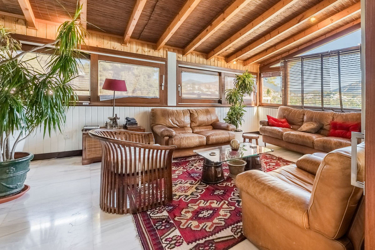 7 bedroom Villas for sale in Las Brisas – R5222131