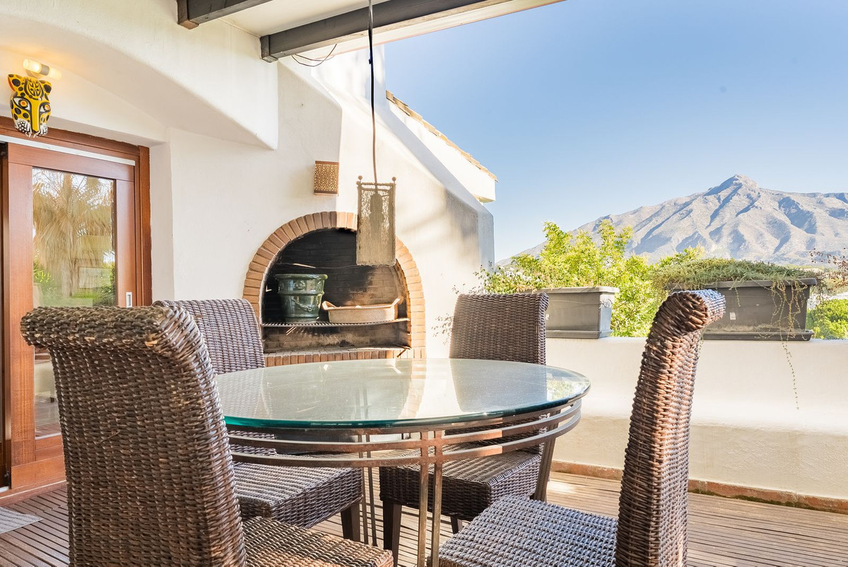 7 bedroom Villas for sale in Las Brisas – R5222131