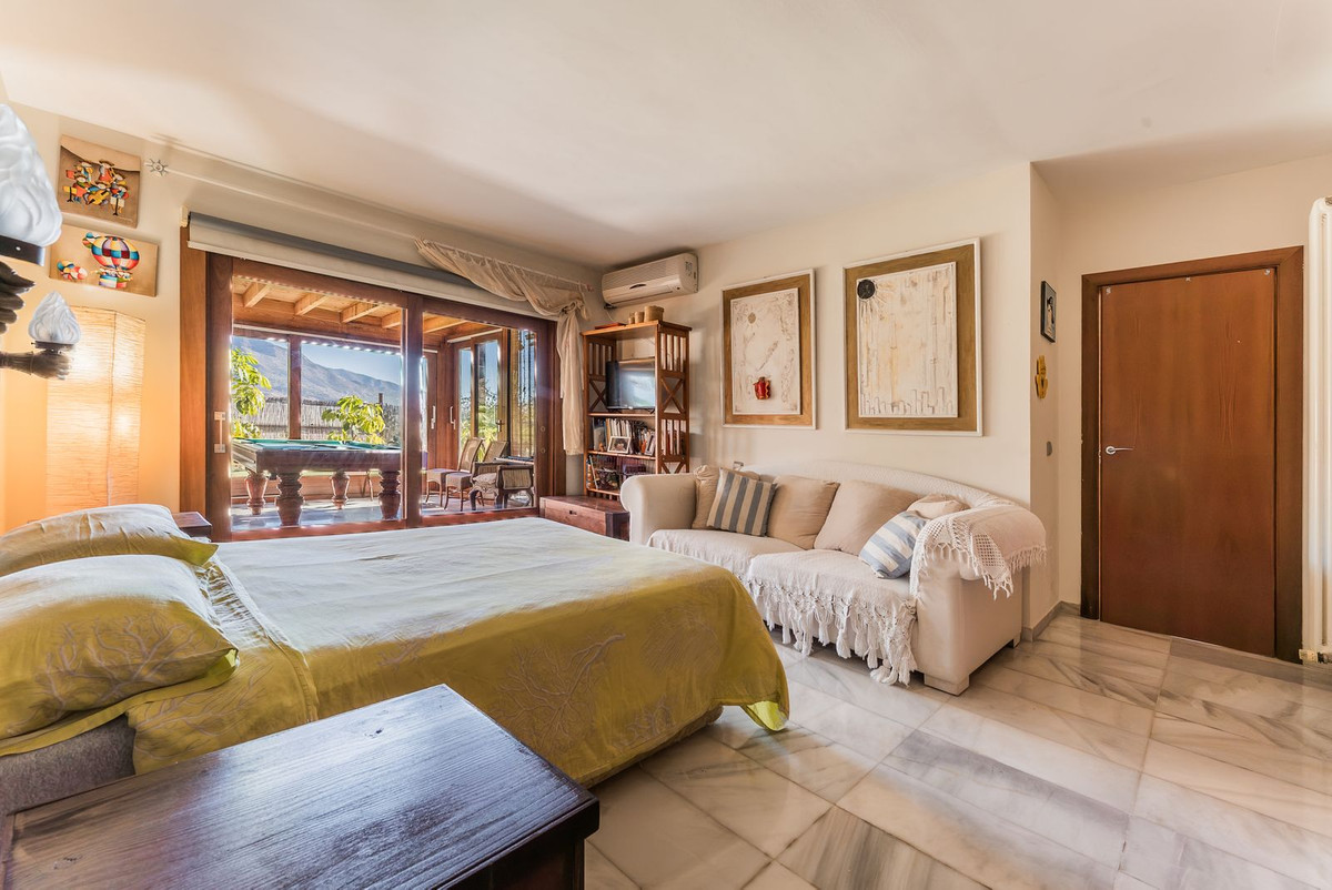 7 bedroom Villas for sale in Las Brisas – R5222131