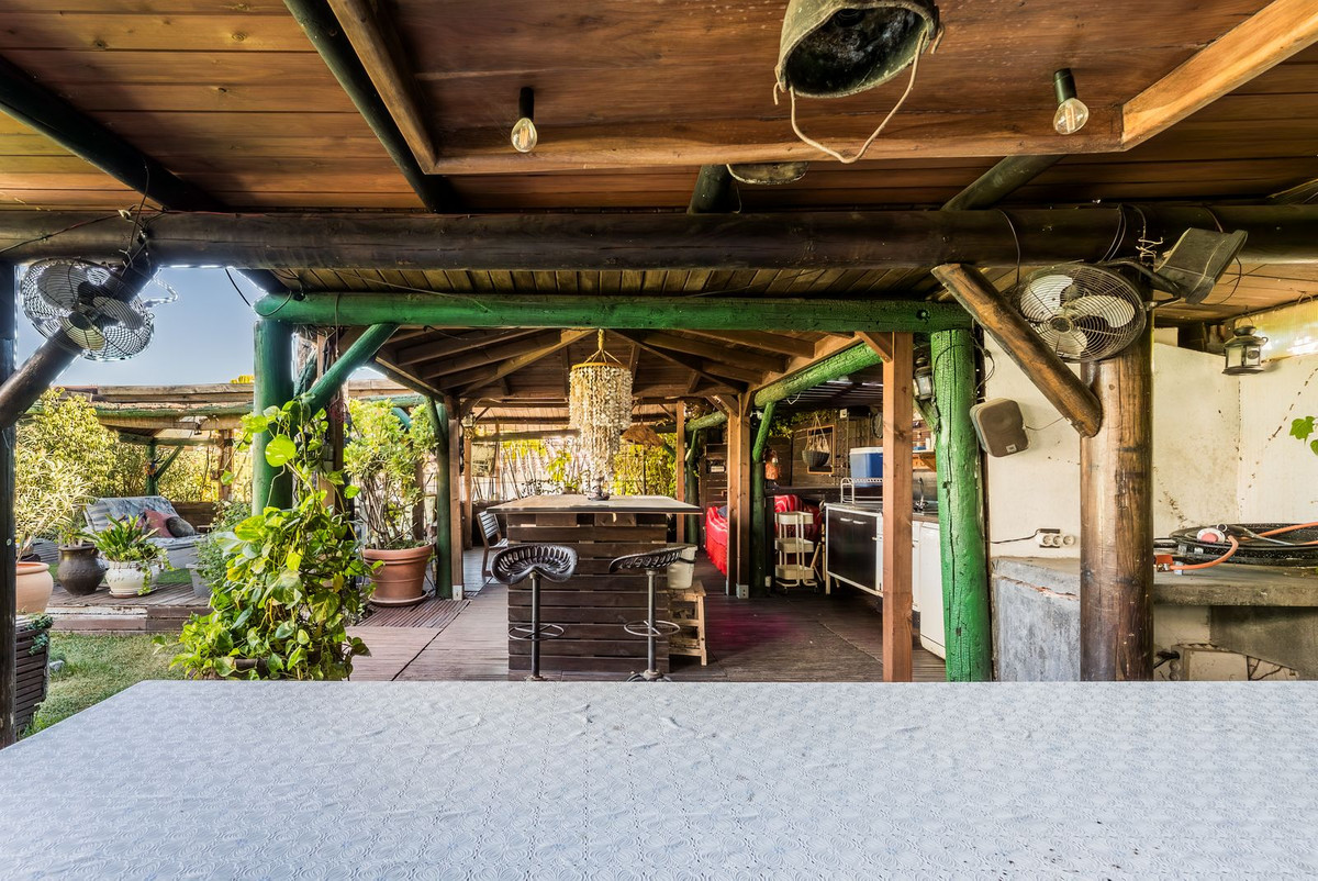 7 bedroom Villas for sale in Las Brisas – R5222131