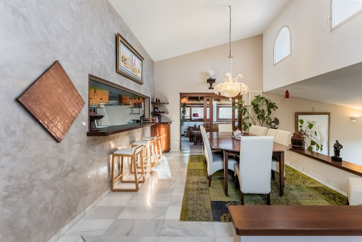 7 bedroom Villas for sale in Las Brisas – R5222131