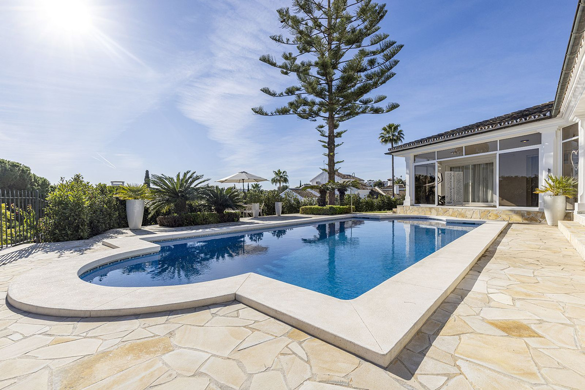 4 bedroom Villas for sale in Calahonda – R5272873