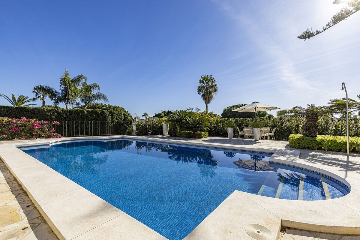 4 bedroom Villas for sale in Calahonda – R5272873