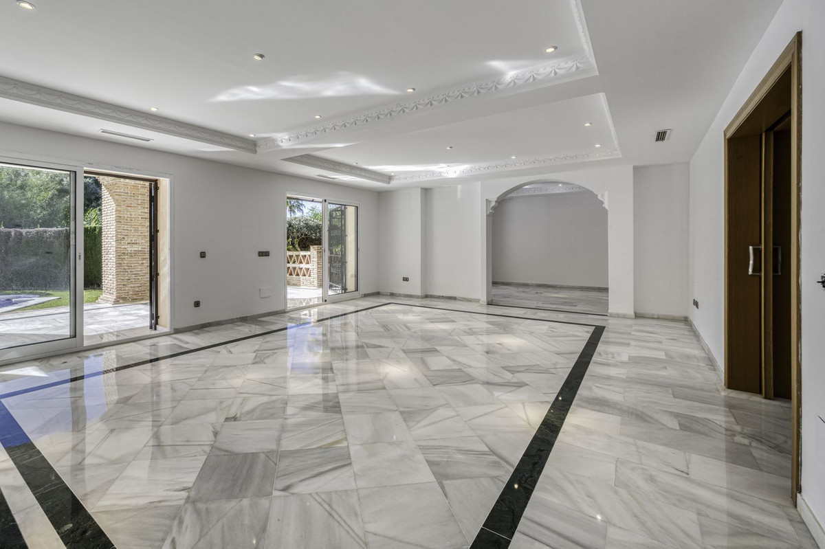 4 bedroom Villas for sale in El Rosario – R5250064