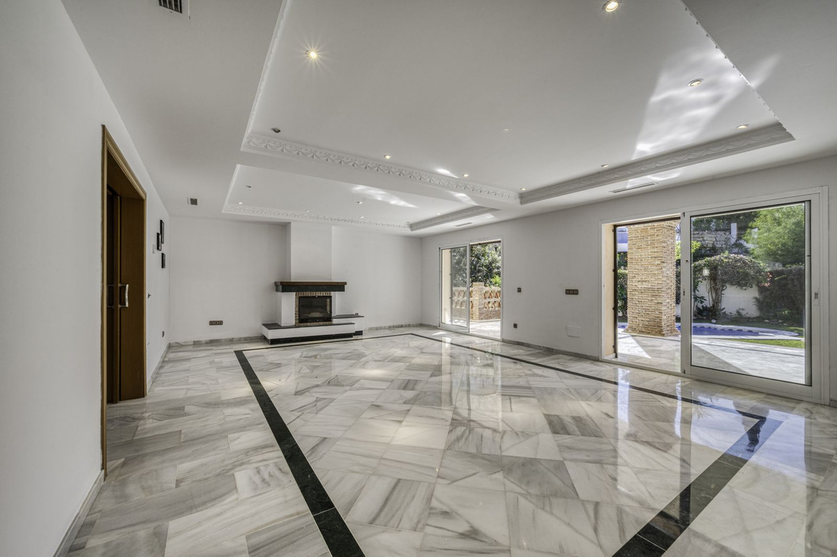 4 bedroom Villas for sale in El Rosario – R5250064