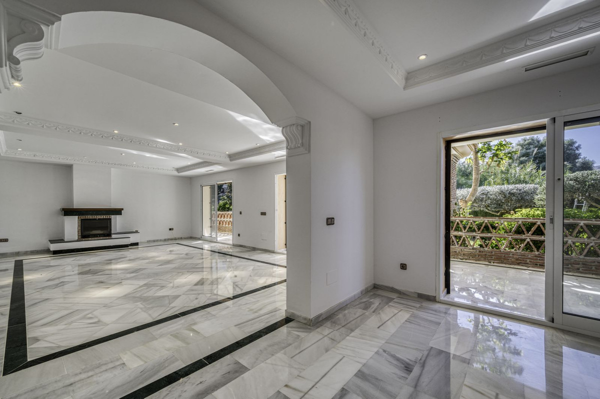 4 bedroom Villas for sale in El Rosario – R5250064