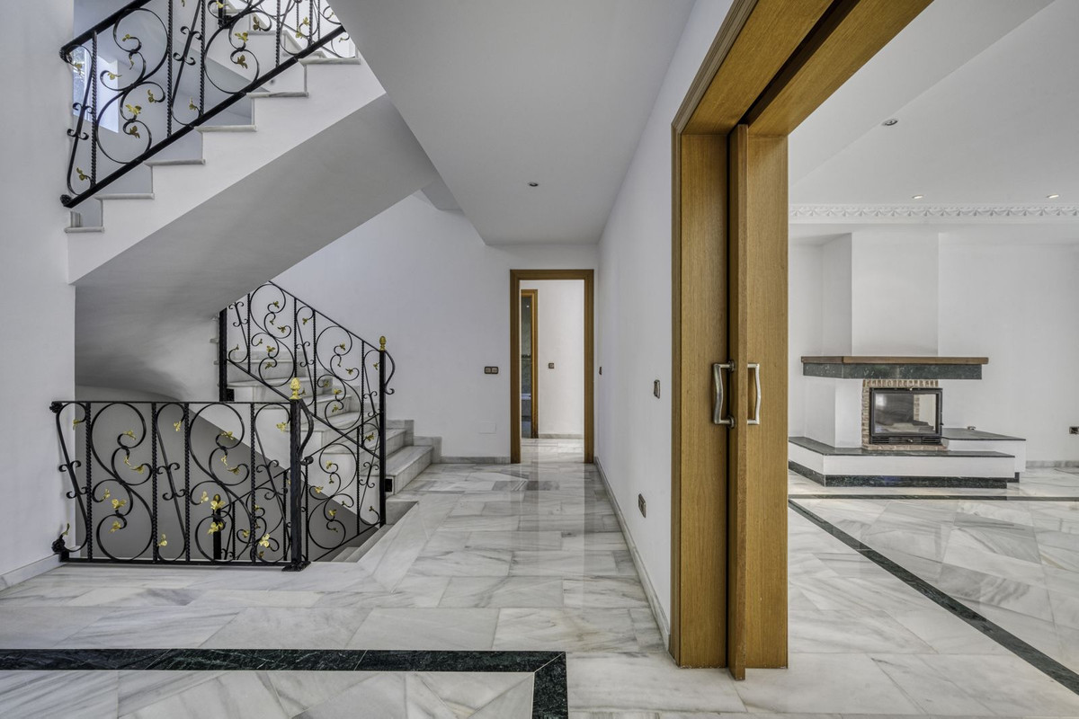 4 bedroom Villas for sale in El Rosario – R5250064