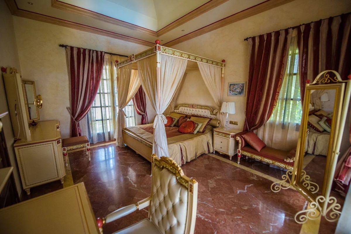 8 bedroom Villas for sale in La Zagaleta – R4454962