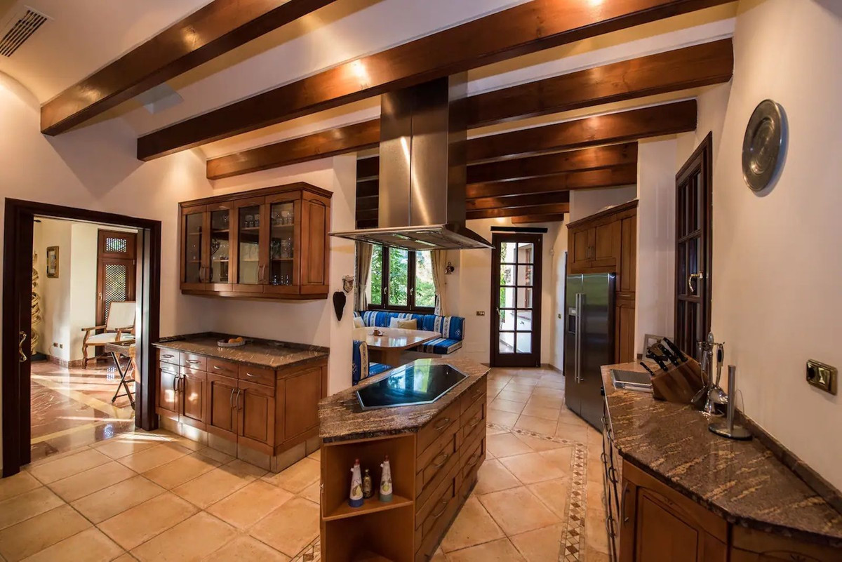 8 bedroom Villas for sale in La Zagaleta – R4454962