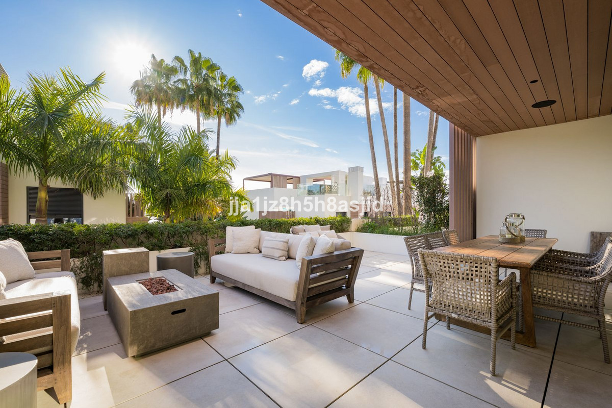 4 bedroom Semi-detached for sale in Sierra Blanca – R5264362