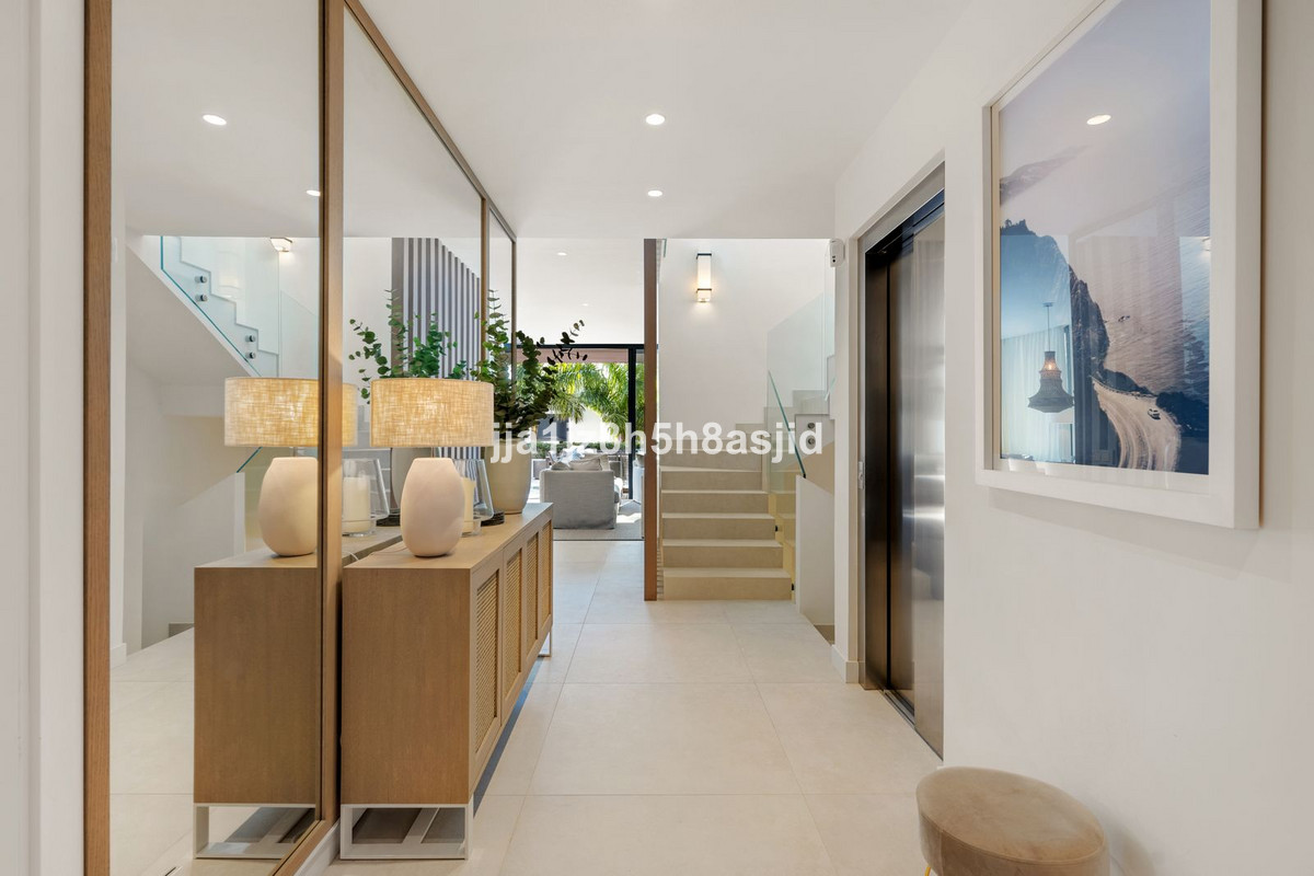 4 bedroom Semi-detached for sale in Sierra Blanca – R5264362