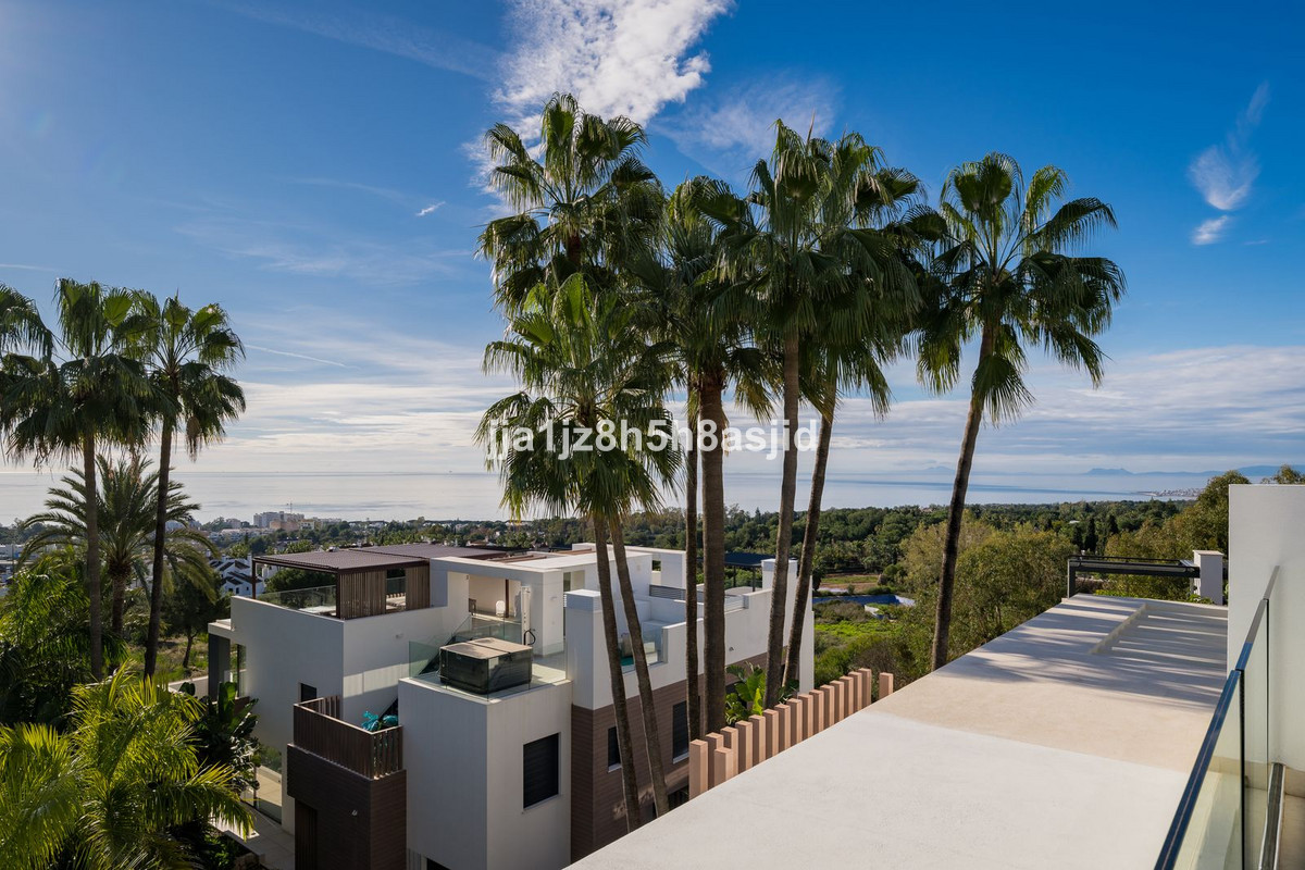 4 bedroom Semi-detached for sale in Sierra Blanca – R5264362