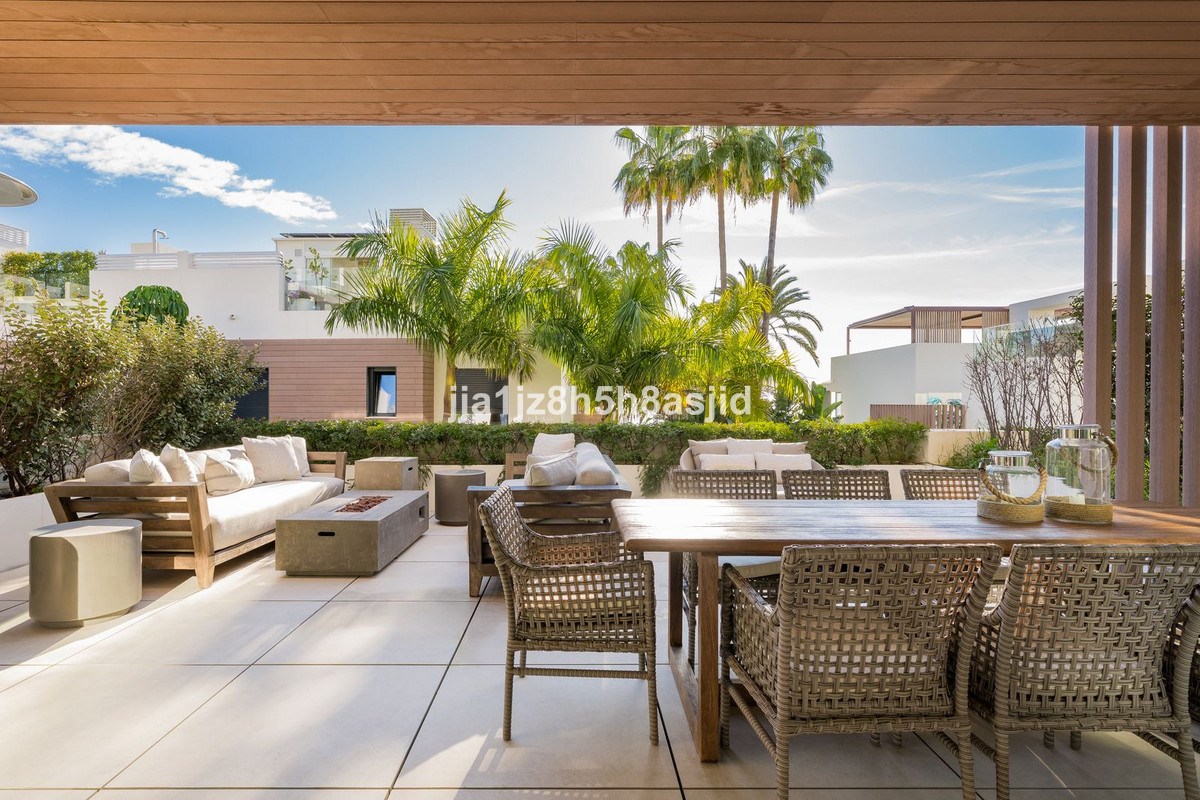 4 bedroom Semi-detached for sale in Sierra Blanca – R5264362