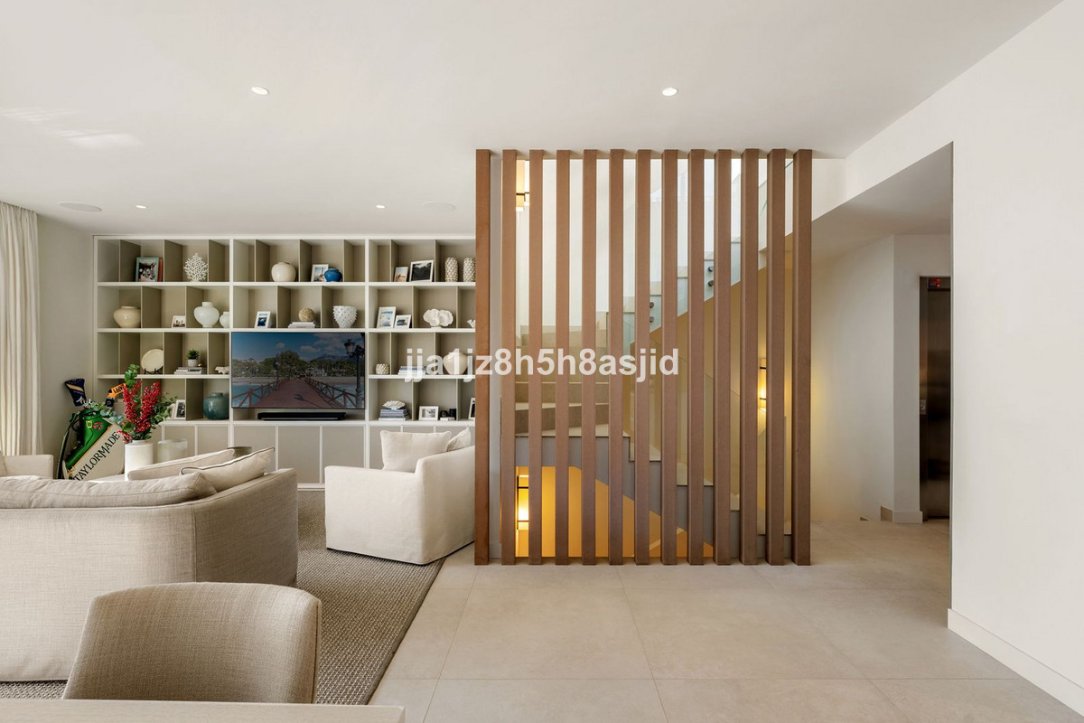 4 bedroom Semi-detached for sale in Sierra Blanca – R5264362