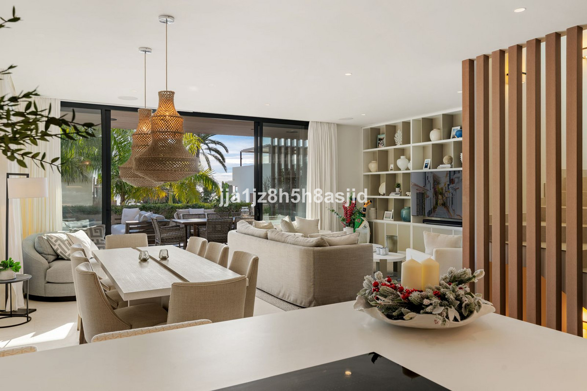 4 bedroom Semi-detached for sale in Sierra Blanca – R5264362