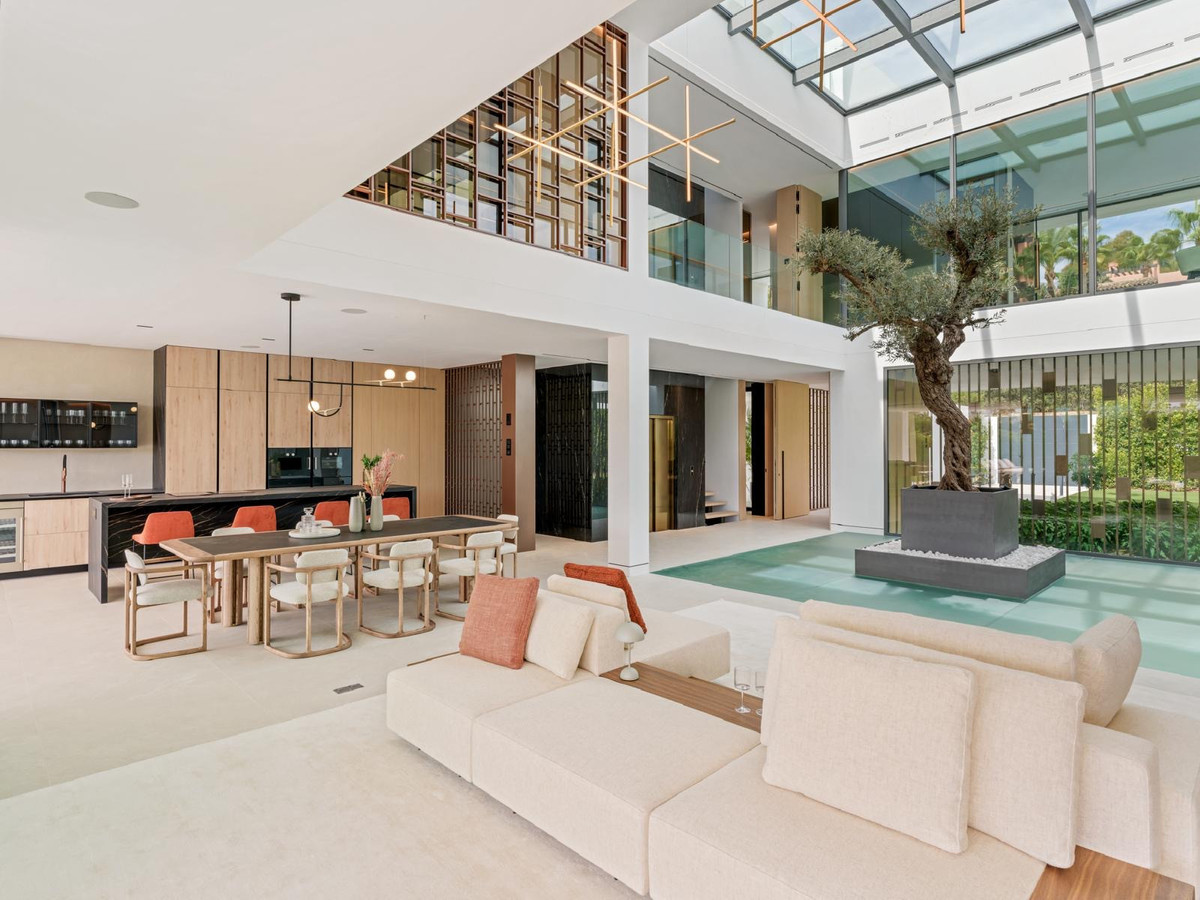 5 bedroom Villas for sale in Milla de Oro – R5256358