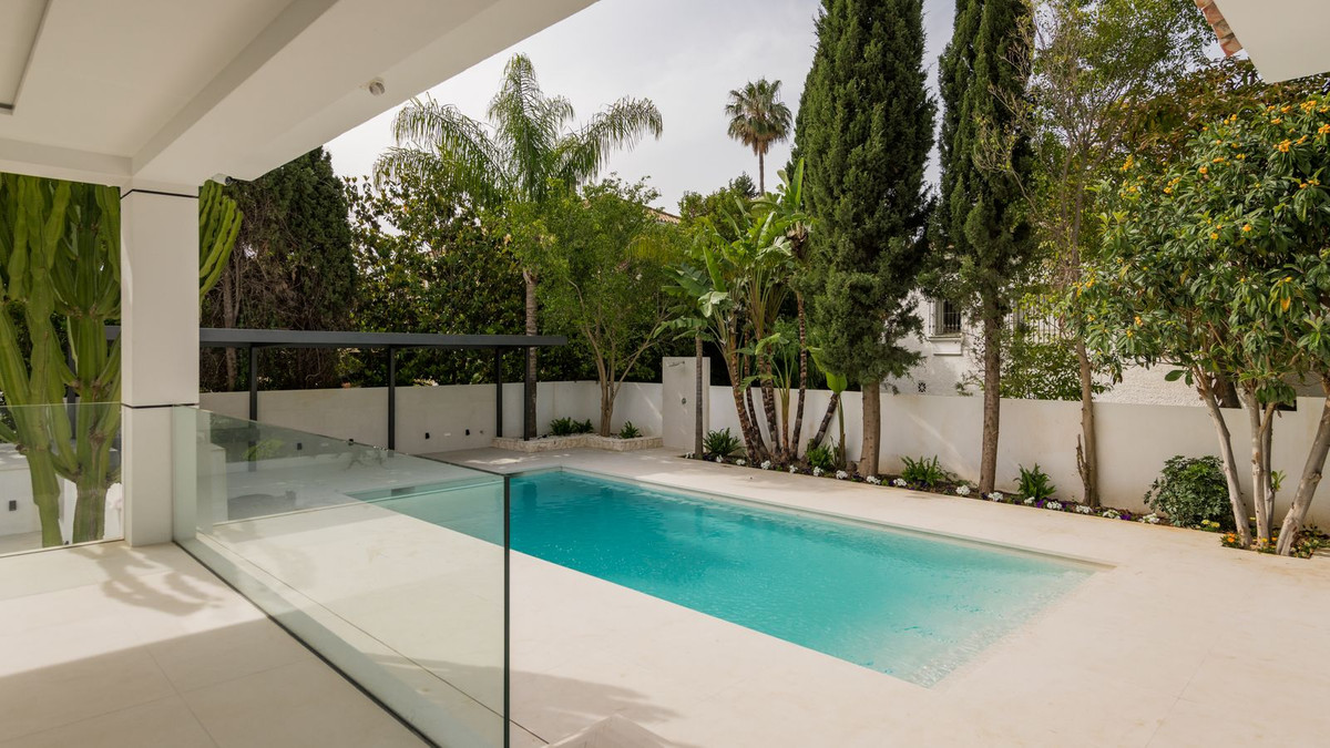 Villas de 6 dormitorios en venta en Guadalmina Alta – R5187955