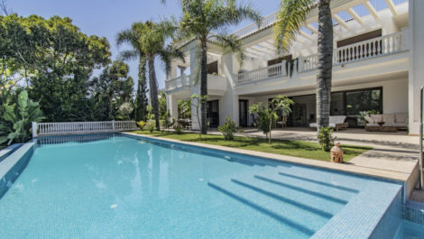 Villas de 6 dormitorios en venta en Guadalmina Baja – R4053367