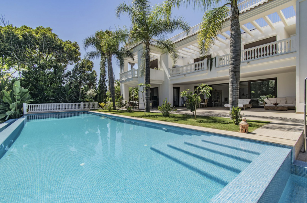 6 bedroom Villas for sale in Guadalmina Baja – R4053367