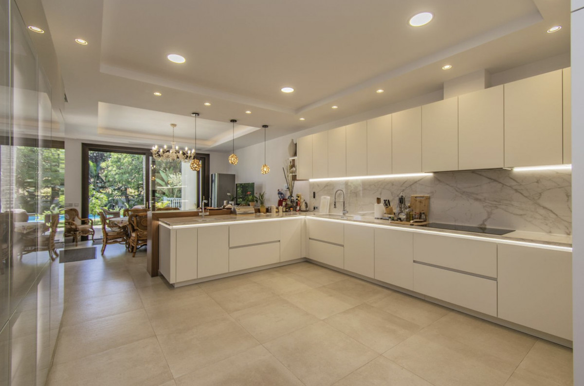 6 bedroom Villas for sale in Guadalmina Baja – R4053367