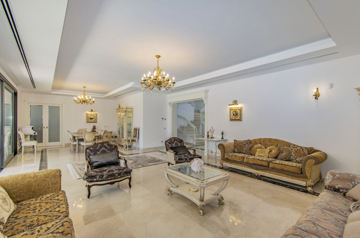 6 bedroom Villas for sale in Guadalmina Baja – R4053367